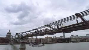 The millennium bridge, one of london's major attractions, opened on june 10 (david newland) after the world observed the passing of the millennium (t.r. Architektur Londoner Millennium Bridge Wiedereroffnet Feuilleton Faz