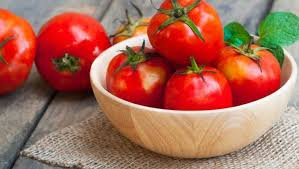 Saat melakukan diet, kita dapat mengkonsumsi buah ini secara langsung atau dengan membuat jus. Manfaat Jus Tomat Untuk Kesehatan Dan Kecantikan Salah Satunya Mengecilkan Pori Pori