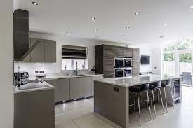 Cuisines daujourdhui souvent dans les cuisines vous retrouver en g. Modele Cuisine Moderne Et Chaleureuse Avec Carrelage Et Ilot Central Modele De Cuisine Moderne Cuisine Moderne Deco Cuisine Grise