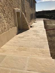 Amenagement Des Contours D Un Vieux Mas Provencal Avec Le Dallage Authentique Facon Pierre Vie Carrelage Terrasse Exterieur Terrasse Couverte Dallage Exterieur