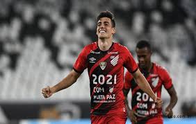 Born in jotaesse, tupãssi, paraná, kayzer moved to são vicente, são paulo at early age and started his career with santos' youth setup. Athletico Pr Vence Botafogo E Sobe Para A 10Âª Colocacao