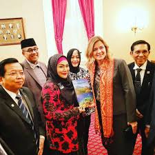 Di daerah kanada dan dataran rendah pedalaman amerika serikat terdapat dua zona pegunungan besar, yaitu pegunungan apalachia di sebelah timur dan pegunungan cordillera di bagian barat. Tentang Amerika Serikat