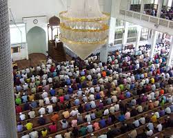 Solat jumaat ialah solat dua rakaat yang dilakukan pada hari jumaat menggantikan solat zuhur, dan dilakukan secara berjemaah selepas mendengar khutbah. Jumu Ah Wikipedia