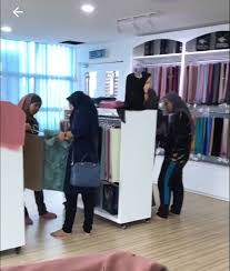 Syarikat hijab tempatan, bawal exclusive teruja memperkenalkan tudung bawal bernilai rm100,000. Penang Kini Kaum Wanita Pencinta Tudung Bawal Di Luar Facebook
