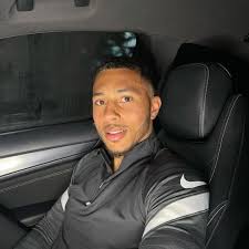 He began his career in the academy at premier league club fulham , before joining league one club brentford in 2011. Ciyybot07jyr4m