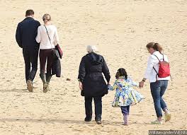 Hiddleston's mom, diana, is a former stage manager and his dad, james, is a scientist. Photos Taylor Swift And Tom Hiddleston Hit The Beach In U K Joined By His Family Hurt Cafe