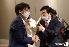 국민의힘 이준석 대표가 원희룡 전 제주지사와의 통화에서 '윤석열 전 검찰총장은 금방 정리된다'고 했다는 원 전 지사의 주장을 둘러싼 양측간 진실 공방이 점입가경이다. Qoxm3slc1hjwfm