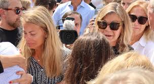 Cari Lapique y Carla Goyanes, desconsoladas en el funeral de Caritina:  arropadas por María Zurita y Alfonso de Borbón