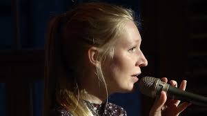 Julia Mack singt "Imagine" von John Lennon