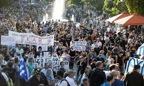 Ένταση και μικροεπεισόδια αυτή την ώρα στη συγκέντρωση στο σύνταγμα Zuolzy Pjplclm