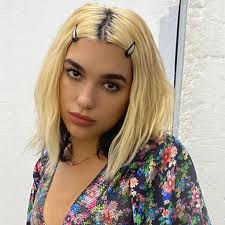A post shared by dua lipa (@dualipa) on apr 16, 2020 at 7:43am pdt this isn't the physical singer's first drastic hair change: Dua Lipa Hair Dua Lipa S Best Hair Colour And Haircuts Beauty Crew