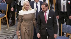 Maybe you would like to learn more about one of these? Trotz Krankheit Mette Marit Uberrascht Bei Nobelpreis Gala Promiflash De