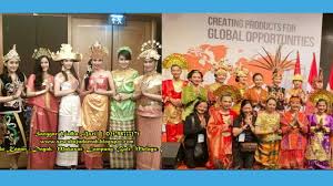 Kajian ini mengkhususkan kepada pemakaian baju kurung dalam masyarakat melayu di semenanjung malaysia. Pakaian Tradisional Di Malaysia By Chong Shu Ting