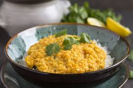 Un Peu D Inde Au Menu Du Jour Avec Ce Dal De Lentilles Corail Coco Et Curry Plat Vegetarien Curry De Lentilles Corail Legumineuses Recettes
