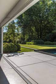 design betontegels van betonal voor een naadloze overgang van interieur naar terras architectuur tuin terras tuin bestrating tuin architectuur tuin design