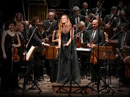 Intervista a beatrice venezi che non rinuncia ad abiti da favola e tacchi per salire sul podio. Woman Wellness Attitude Beatrice Venezi Egowellness