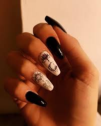 Professionally performed and black pointed acrylic nails pattern on nails can be done not only with the help of brushes, but also with the help of in addition, it allows you to to create a black pointed acrylic nails. Updated 55 Classic Black And White Nails August 2020