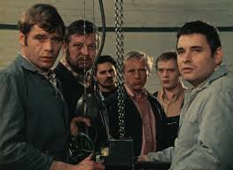 Les mères font défiler leurs enfants dans la rue. Critique Huit Heures Ne Font Pas Un Jour De Rainer Werner Fassbinder Critikat