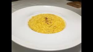 Funghi, zucchine, asparagi, zafferano, salsiccia, carciofi etc… ogni stagione vanta e propone diversi ingredienti buonissimi, sani e freschi. Risotto Allo Zafferano Chef Stefano Barbato Youtube