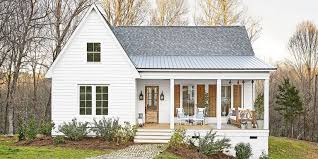 Size able and chic in vermont's white mountains. Inside A Mississippi Farmhouse That Fits A Family Of 6 Modern Farmhouse Exterior House Exterior White Farmhouse Exterior
