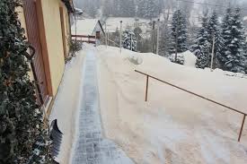 Es kündigt sich ein wintereinbruch an, der heftiger wird als der jahrhundertwinter 1978/79. Blutschnee Durch Saharastaub