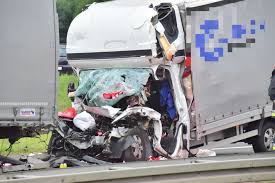 Zderzył się samochód osobowy z ciężarówką. Smiertelny Wypadek Na S8 W Poblizu Choroszczy Bus Wjechal W Tir A Caly Przod Zgnieciony Zdjecia 09 08 2019 Kurier Poranny