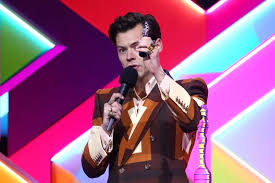 Harry styles shows off his award while posing in the winners room at the 2021 brit awards. Ut0nfsnoozpmum