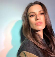Arka sokaklar'ın yıldızı yüsra geyik'in yaşı nı duyan çok şaşırdı. Yusra Geyik Kimdir Kac Yasinda Ve Nereli