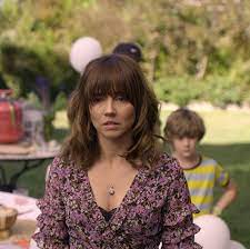 Linda Cardellini As Judy Hale In The Dark Comedy Dead To Me Dead To Me Lob With Bangs Hair Beauty