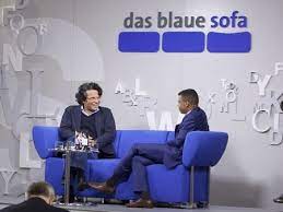 Veranstaltungsreihe, in der mit namhaften schriftstellern und autoren auf einem blauen sofa. Gesprache Auf Dem Blauen Sofa Archiv