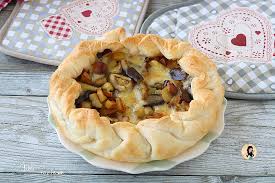 Preparare la torta salata con melanzane, patate e scamorza è davvero facilissimo. Torta Salata Con Patate E Melanzane Ricetta Con Pasta Sfoglia