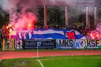 Głośny doping kibiców na Stadionie Miejskim w Świnoujściu, wygenerowane przez AI