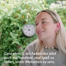 Janis Heller's Instagram, Twitter & Facebook