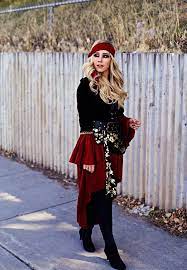 Ce déguisement pirate lady femme comprend la robe noire, rouge argent en tulle et tissu chic à motifs tête de mort argent et le bandana noir à motifs tête de mort argent, idée costume adulte pour carnaval, anniversaire, fêtes déguisées, thème pirates et corsaires. 1001 Idees Pour Realiser Un Deguisement Et Maquillage Pirate