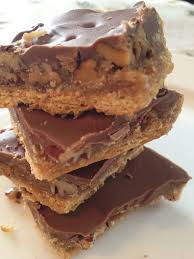 Ces Temps Ci En Cuisine Carre De Biscuit Graham Au Chocolat Et Caramel Candy Desserts Graham Dessert Sweet Recipes