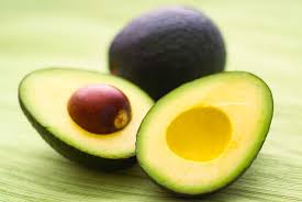 Il miele e lo yogurt sono ottimi per donare nutrimento e forza alla chioma e l'uovo aiuta a donare volume e vigore ai capelli prevenendone la . Maschere Per Capelli Fai Da Te Con L Avocado