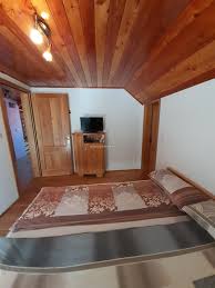 În lunca bradului este disponibilă 1 unitate de cazare, iar în apropiere din 1435 unități de cazare alte 251 sunt disponibile. Cabana Dorului Sugag Contact Direct