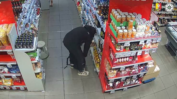Kriminalisté zadrželi dvaačtyřicetiletého muže, který poté, co odcizil  zboží v supermarketu, vytáhl na ostrahu nůž a vyhrožoval smrtí. Nyní je  stíhán vazebně a za trestný čin vydírání mu hrozí až ...
