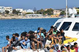 Migranti, sbarcate 300 persone a Lampedusa | Musumeci: "L'isola scoppia ma  Roma non dichiara emergenza" - Tgcom24