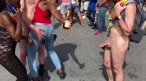 CFNM street scene- uninhibited men exposed