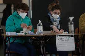 Revisa quiénes tendrán que ser vocales de mesa este 13 de junio | t13 al igual que para las elecciones del 15 y 16 de mayo, la labor de los vocales será remunerada (aunque por un monto menor, por ser solo un día en esta oportunidad). Elecciones En Dos Dias Todo Lo Que Debes Saber Sobre El Rol De Los Vocales De Mesa Duna 89 7 Duna 89 7