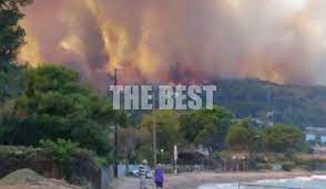 Η φωτιά που έχει ξεσπάσει στην ιεράπετρα από το απόγευμα σε δασική έκταση, καίει ακόμα στην περιοχή με τους πυροσβέστες να επιχειρούν ακόμα προσπαθώντας να περιορίσουν το πύρινο μέτωπο. Q Aizaia2oiq6m