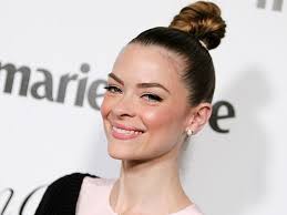 Пучок листьев, выступающий поверх плода (напр. How To Make A Topknot Red Carpet Worthy A La Jamie King Self