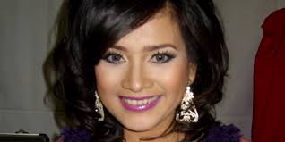 Tato di tangan kanan suami mencuri perhatian. Ikke Nurjanah Jaga Jarak Dengan Mantan Suami Okezone Celebrity