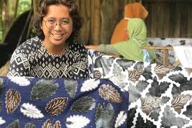 Drama dapat juga berarti 'perbuatan, tindakan atau action'. Cerita Di Balik Kain Endek Bali Dalam Koleksi Spring Summer Dior Halaman All Kompas Com