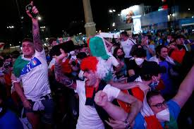 Veja o que raphinha (raphaelaa_) descobriu no pinterest, a maior coleção de ideias do mundo. Thousands Of Italy Fans Celebrate Wildly In Rome As Azzurri Win First Tournament Match For Five Years In Pictures