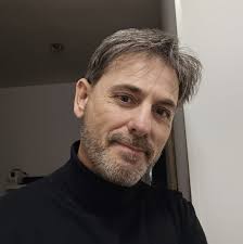 Nuevamente les pido de favor me ayuden a quitar la hoja del rostro de mi  mamá y poner más clara la foto . 🙏🙏🙏 Deseo imprimir la foto y tenerla  conmigo. El