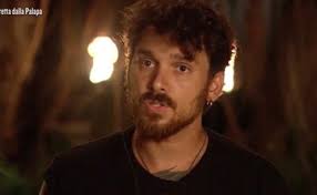 Sull'isola è arrivato un nuovo concorrente: Isola Dei Famosi Andrea Cerioli Sbotta Con Ilary Blasi Perche Sto Facendo La Figura Del Morto Il Tempo