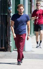 Hill curbed his bad eating habits by keeping a food journal that he sent to his doctor each day — and he once accidentally sent it to drake of all people. Jonah Hill Looks Almost Unrecognisable Buffer Than Ever In Muscle Bearing Tee 9celebrity