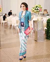 Kebaya brokat ini nampak kece karena warna ungu nya yang lembut itu. Kain Wiron Modern Ilmusosial Id